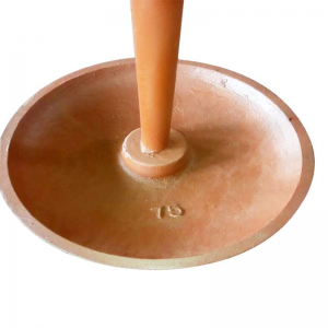 Kotwica z dużym grzybem pomalowanym na czerwono