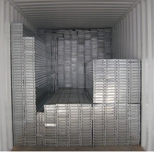 Ocynkowana, metalowa deska rusztowania o szerokości 210 mm z otworem 10 mm