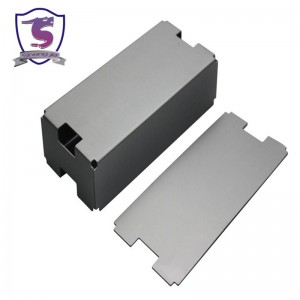 Metalowa skrzynka przyłączeniowa w fabryce w Chinach