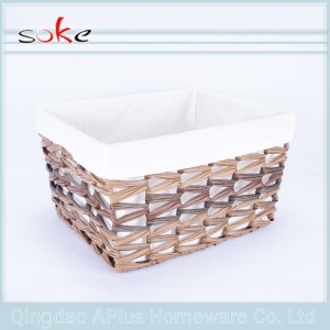 Kosz z rattanu z tkaniną do przechowywania