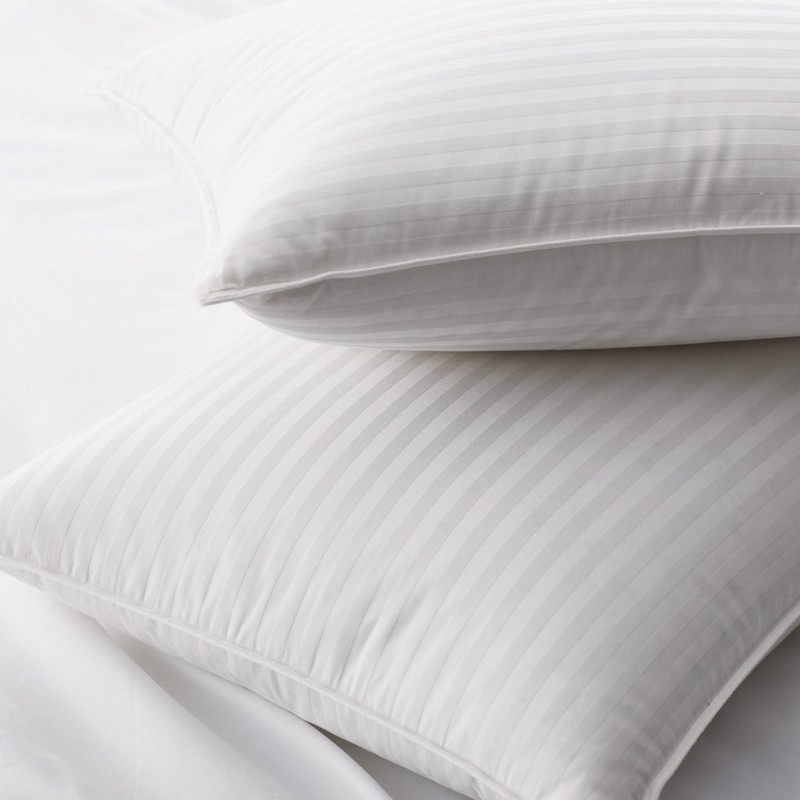 90% Białe puchowe poduszki z 1 cm adamaszkowym wzorem w paski