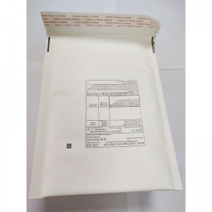 biała koperta bąbelkowa wyściełana kopertami, koperta bąbelkowa