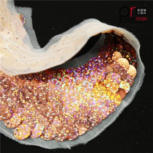 cekinowa naszywka w kształcie różowego serca