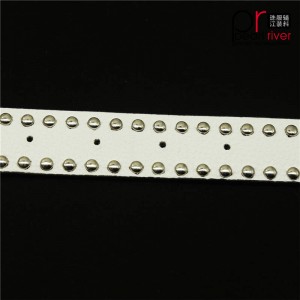 Najnowszy pasek z białej skóry z metalową klamrą