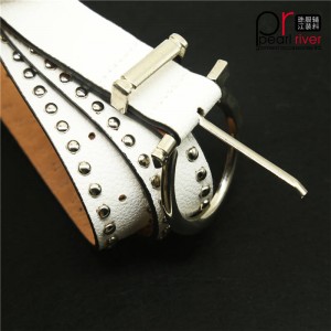 Najnowszy pasek z białej skóry z metalową klamrą