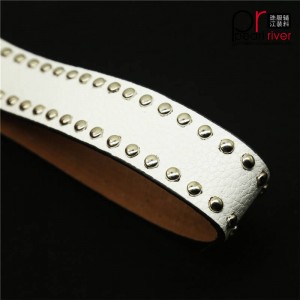 Najnowszy pasek z białej skóry z metalową klamrą