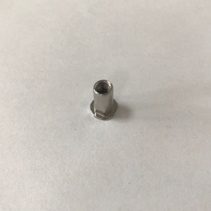 nakrętka nitowana z łbem płaskim