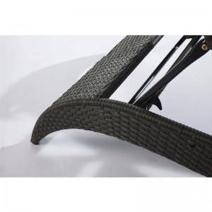 Krzesła ogrodowe z rattanu przy basenie ogrodowe Patio