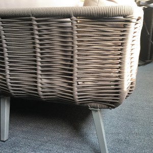 Zestaw segmentowych zewnętrznych rattanów w kształcie litery L.