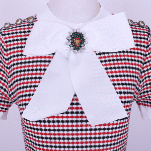 Letnia, dopasowana sukienka z długim rękawem w kratkę