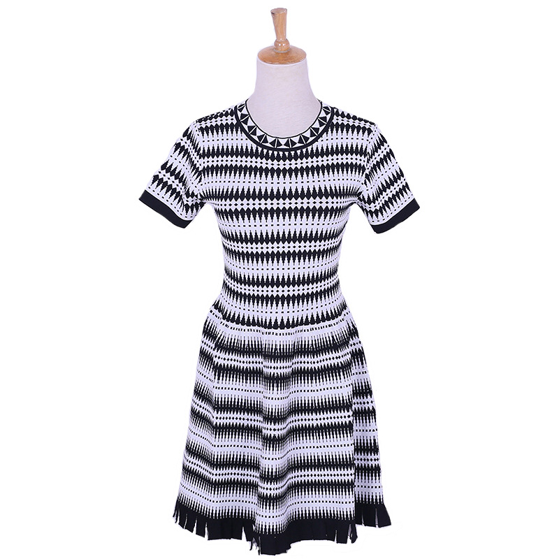 Dopasowana letnia sukienka damska w czarno-biały wzór geometryczny