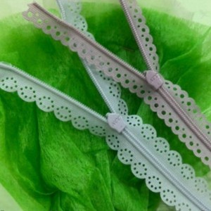 Niewidoczny zamek błyskawiczny z wzorzystą taśmą koronkową 12