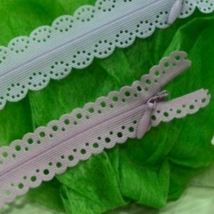 Niewidoczny zamek błyskawiczny z wzorzystą taśmą koronkową 12