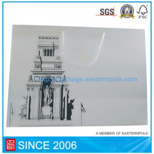 Biała papierowa torba na odzież