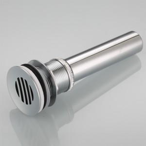 Umywalka w łazience wyskakuje z odpływu z prysznica ogrodowego