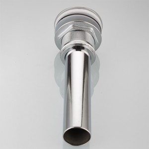 Umywalka w łazience wyskakuje z odpływu z prysznica ogrodowego