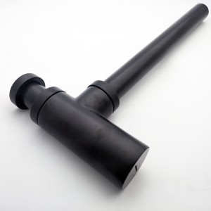 Syfon z mosiężną czarną butelką