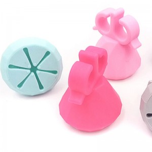 Silikonowy pokrowiec na butelkę z lakierem do paznokci