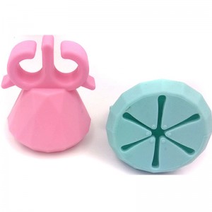 Silikonowy pokrowiec na butelkę z lakierem do paznokci