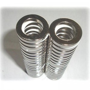 Mobilny magnez na kółkach do rusztowań