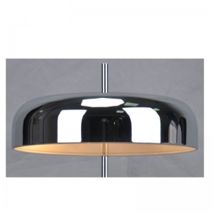 Lampa stołowa z metalowym kloszem i płaską podstawą