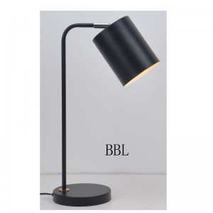 Lampa stołowa z metalowym kloszem i regulacją funkcji klosza