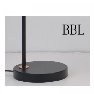 Lampa stołowa z metalowym kloszem i regulacją funkcji klosza