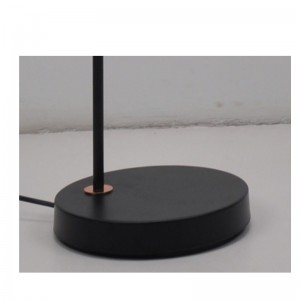 Lampa podłogowa z metalowym kloszem i regulacją funkcji klosza