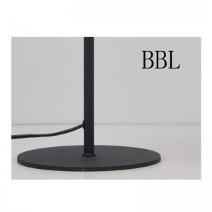 Lampa stołowa z metalowym kloszem i funkcją regulacji klosza, płaska podstawa