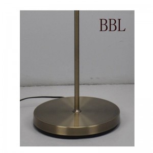 Nowoczesna lampa podłogowa z kloszem z siatki