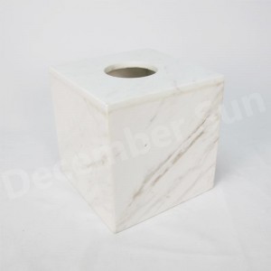 Elegancki i pełen wdzięku zestaw akcesoriów łazienkowych z białego marmuru