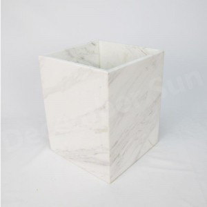 Elegancki i pełen wdzięku zestaw akcesoriów łazienkowych z białego marmuru