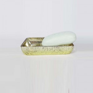 przezroczyste szkło ze złotymi dekorowanymi akcesoriami łazienkowymi