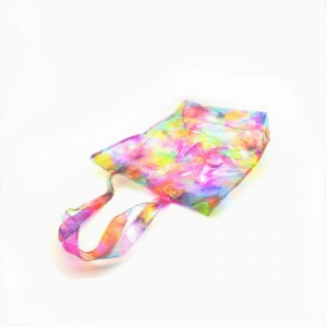 torba na zakupy w jasnym kolorze