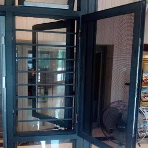 Aluminiowe okno z moskitierą