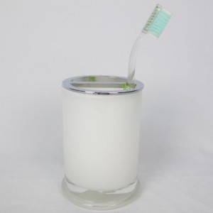 Zestaw akcesoriów łazienkowych z białego szkła