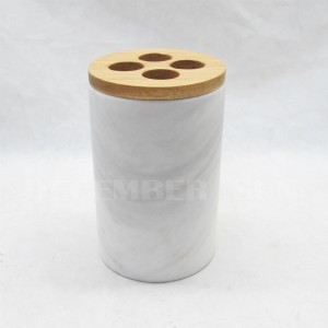 Zestaw akcesoriów łazienkowych z białego marmuru z drewnianymi elementami