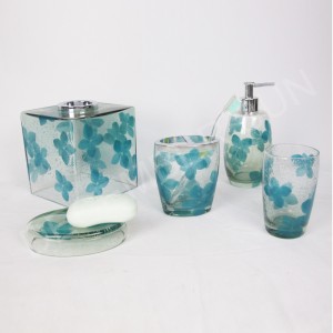 Przezroczyste szkło z naklejonym zestawem akcesoriów łazienkowych