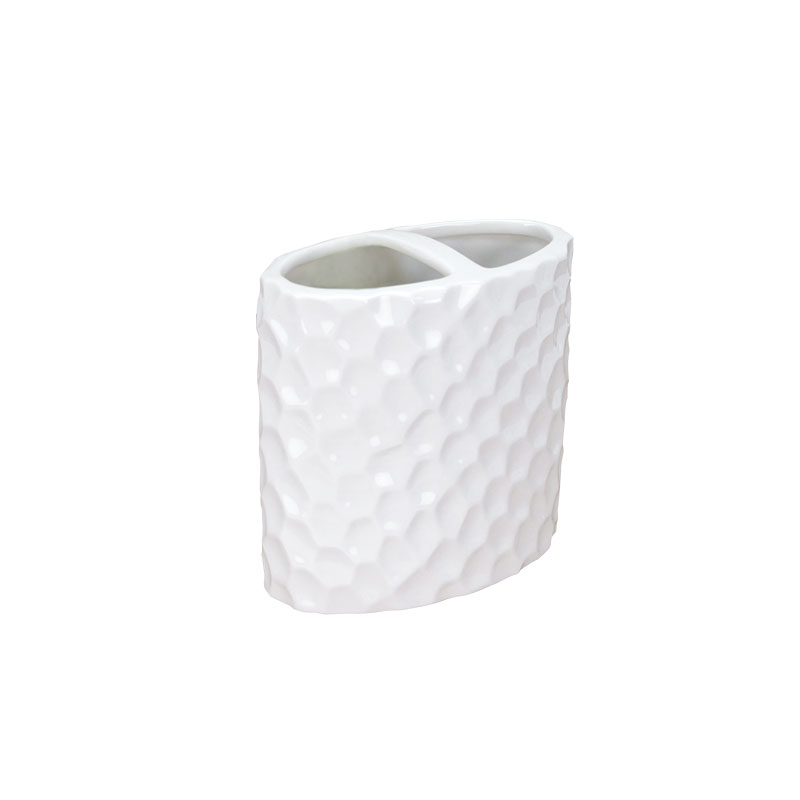 Zestaw akcesoriów łazienkowych o białej ceramice