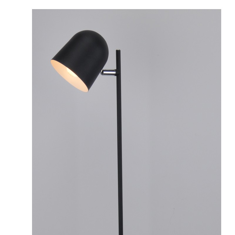 Lampa podłogowa z regulowanym odcieniem lampy