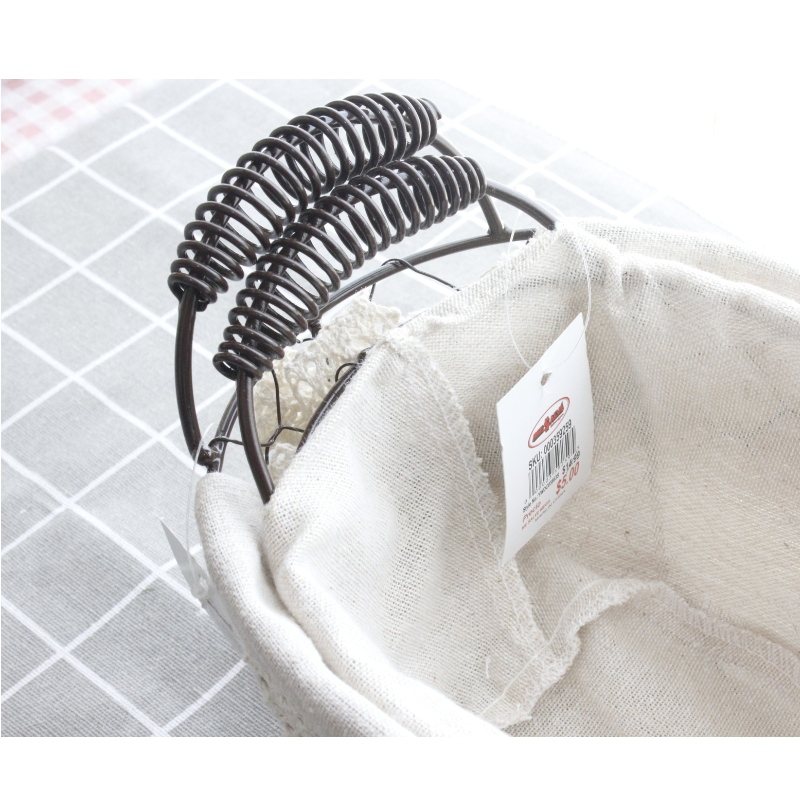 Kosz drutu z pościelą