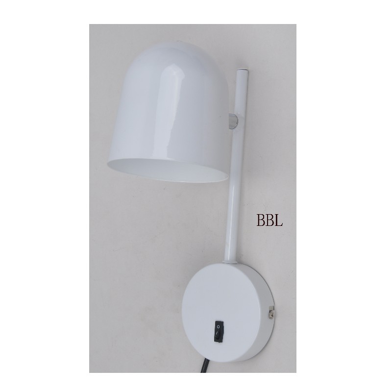 Kinkiet z obrotowym metalowym kloszem