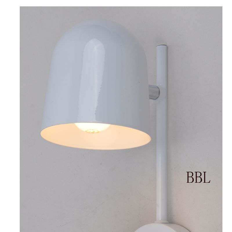 Kinkiet z obrotowym metalowym kloszem