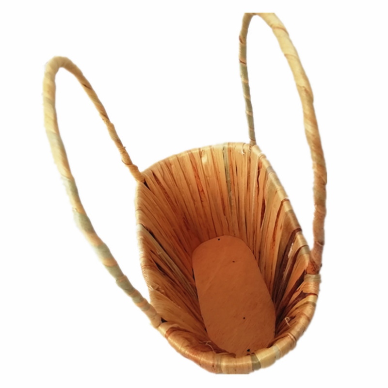 Słomiany kosz kwiatowy z rączką