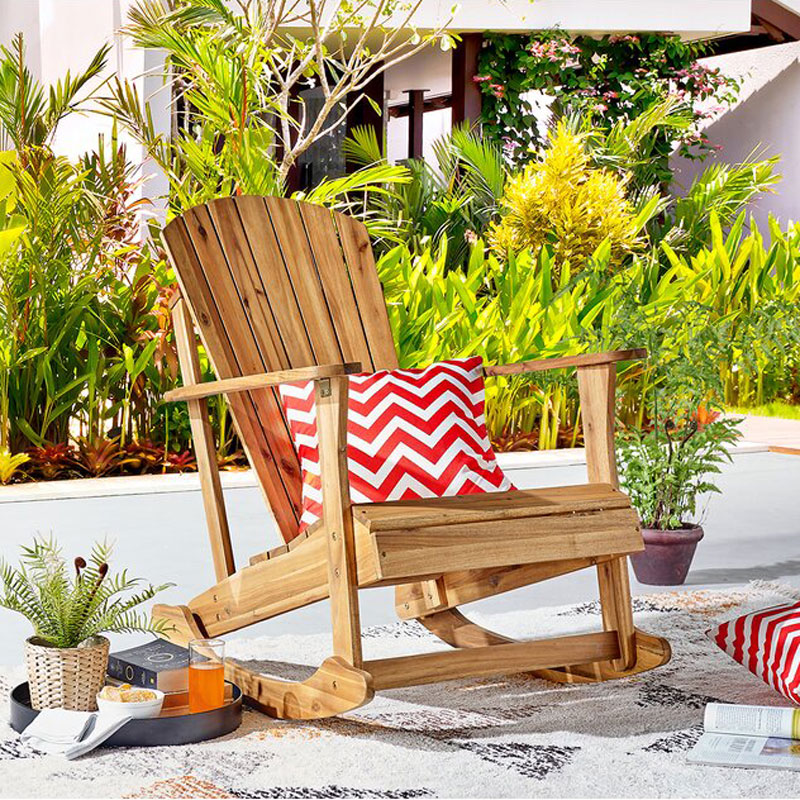 Bujany styl Adirondack sprawia, że ​​krzesło jest stylowe i wygodne