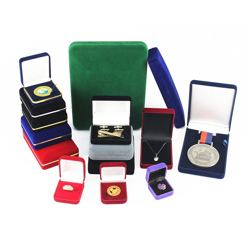 Pudełko z biżuterią, pudełko z aksamitem.