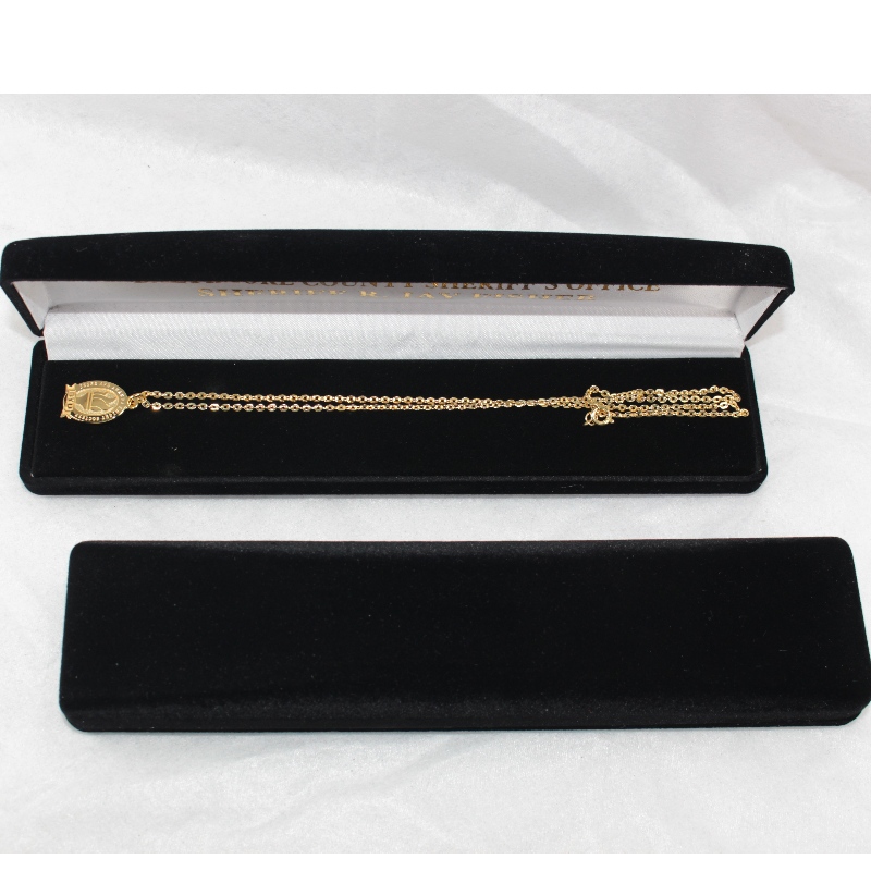 D-11 niestandardowe hurtowe czarne aksamitne pudełko na odznakę i naszyjnik