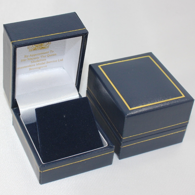 Element V-07 kwadratowa skrzynka z tworzywa sztucznego pokryta papierem Leatherette dla średnicy 25-30 mm monety, odznaki, pierścienia itp. mm.46*53*38, wagi około 40g