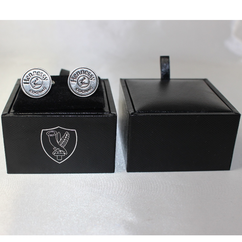 Artykuł V-20S kwadratowe pudełko ze skóry PU na spinki do mankietów itp. Mm. 65 * 65 * 38, waży około 62g