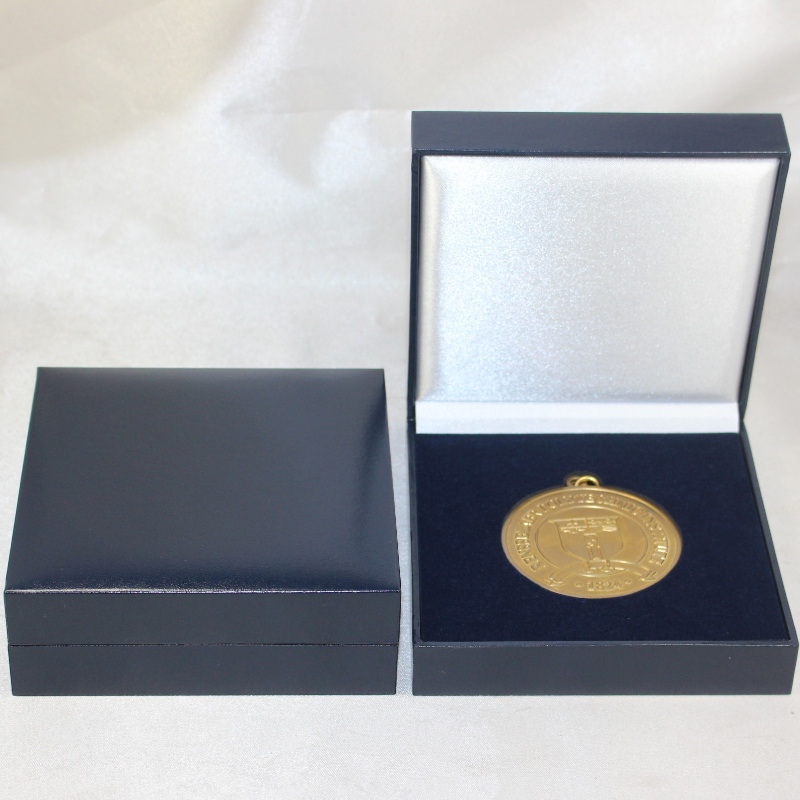 Element V-22 kwadratowe pudełko ze sztucznej skóry na monety 90 * 90 mm, znaczek, medal itp. Mm. 128 * 128 * 50, waga około 191 g